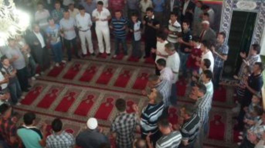 &Ccedil;amlıbel K&ouml;y&uuml;nde bayramlaşma kuyruğu