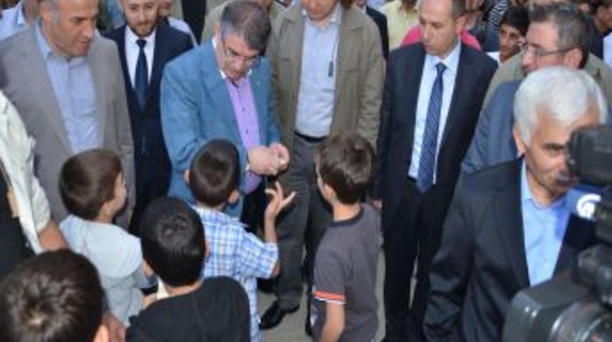 Bakan Şahin, Hakkari'de Vatandaşlarla Bayramlaştı, &Ccedil;ocuklara Har&ccedil;lık Dağıttı