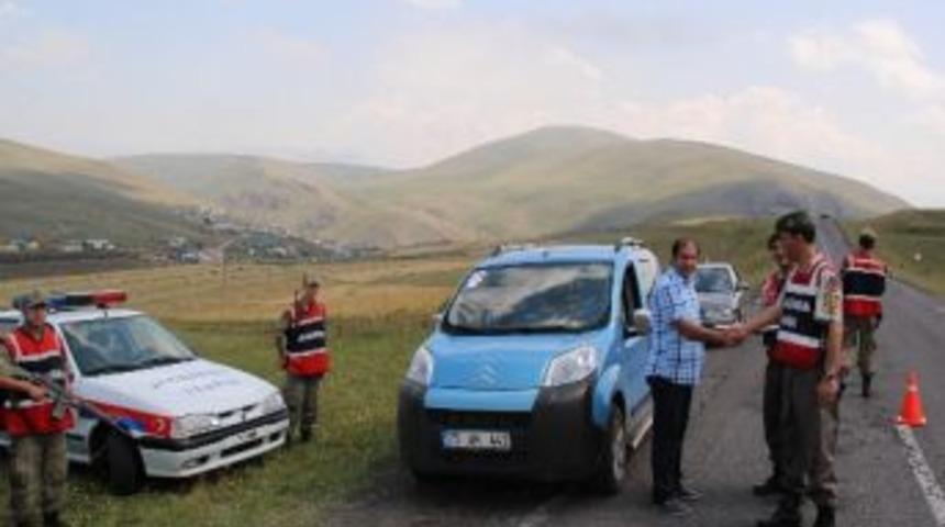 &Ccedil;ıldır İl&ccedil;e Jandarmadan Bayram İkramı