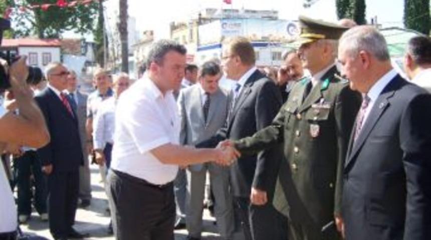 Vali Cerrah Ve Protokol &Uuml;yeleri Vatandaşlarla Bayramlaştı