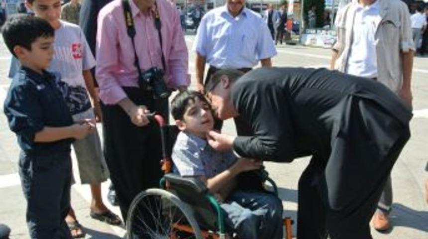 Vali Cerrah, Halkla Bayramlaştı Çocuklara Harçlık Verdi