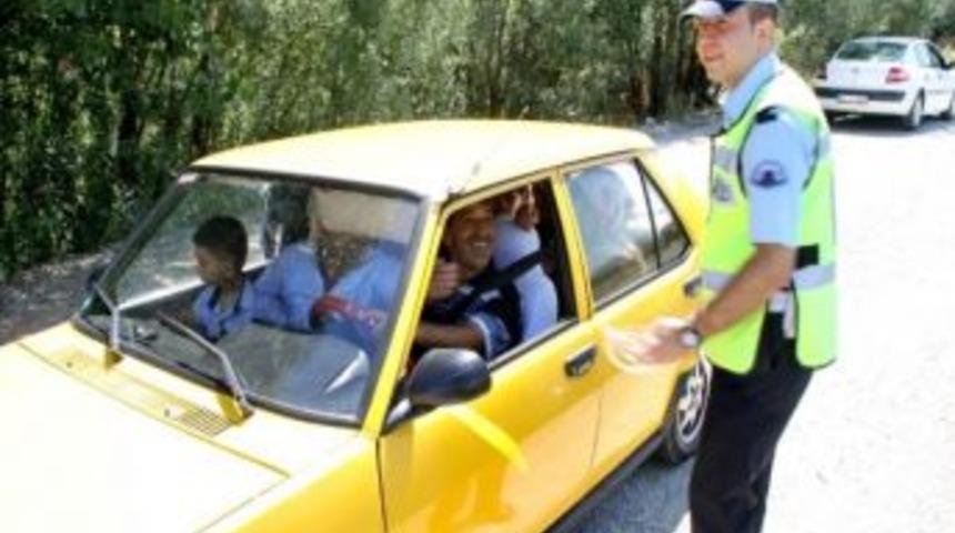 Polisten Vatandaşa Bayram Şekeri