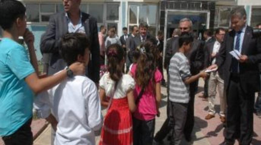 &Ccedil;ocukların Bayram Har&ccedil;lıkları Vali Karaloğlu'ndan