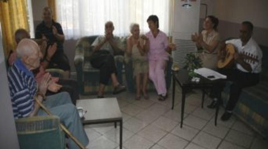 Udi Demir&rsquo;den Huzurevi Sakinlerine Mini Konser