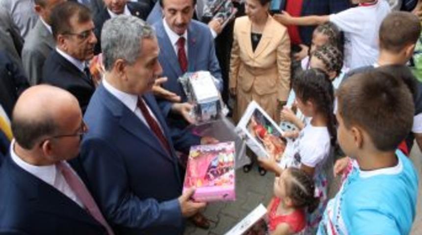 Bakan Arınç'tan Huzurevi Ve Çocuk Yuvasına Bayram Ziyareti