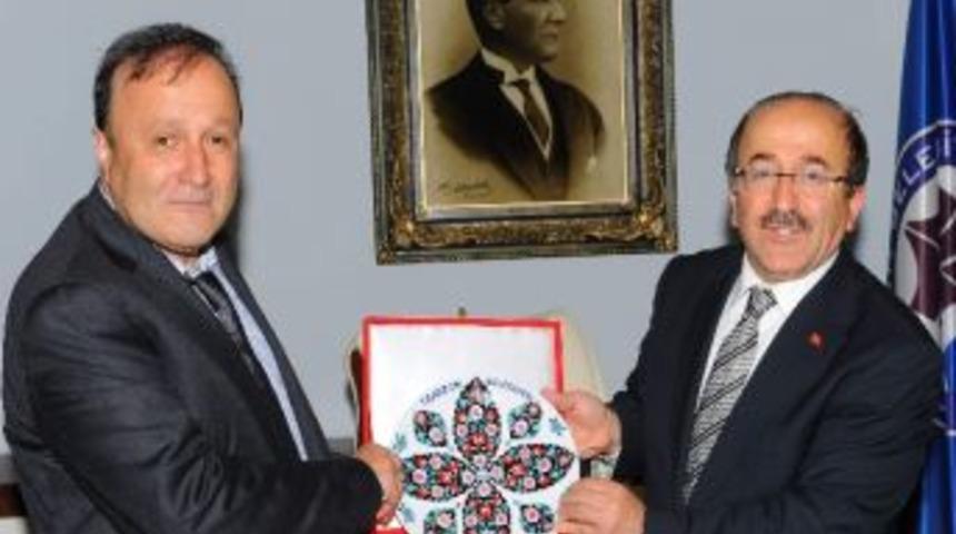 İran'lı İşadamına Teşekk&uuml;r Plaketi