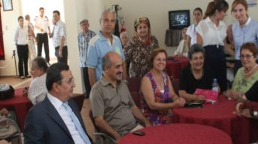 Narlıdere De Batur Bayrama Yaşlıların Ellerini &Ouml;perek Başladı