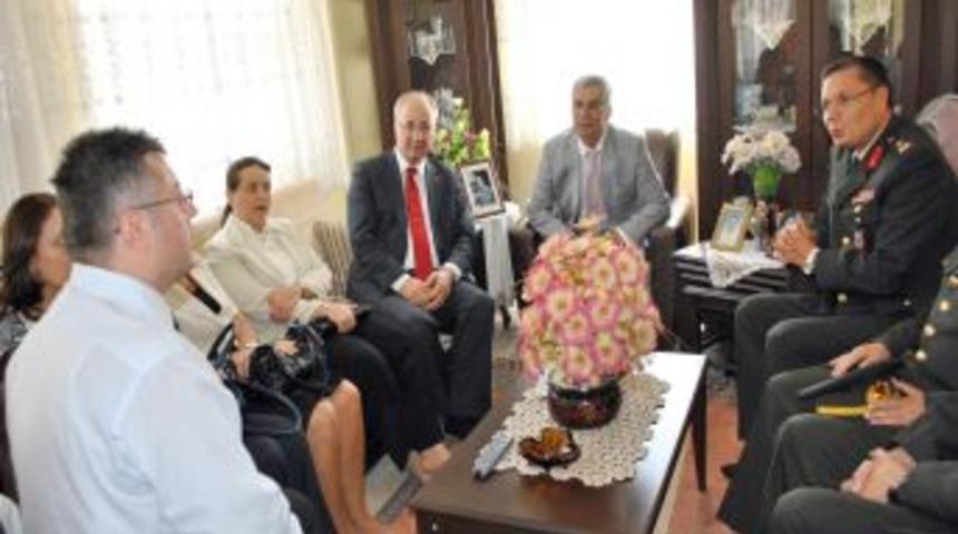 Manisa Protokol&uuml;nden Şehit Ailesine Bayram Ziyareti