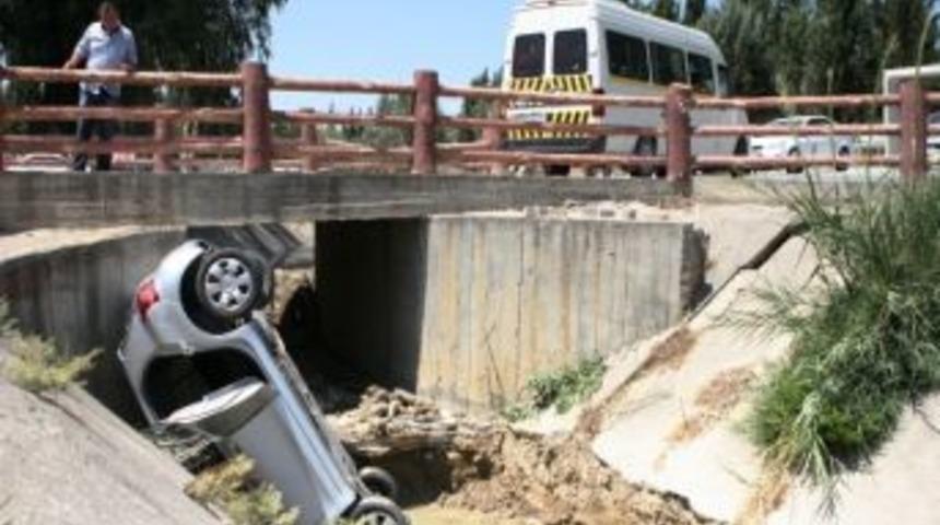Mezarlıkta Trafik Kazası: 1 &Ouml;l&uuml;, 4 Yaralı