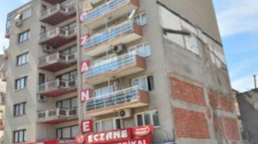 Temel Inşaatı Nedeniyle Hasar G&ouml;ren Bina Sakinleri Bayramı Sokakta Ge&ccedil;irdi