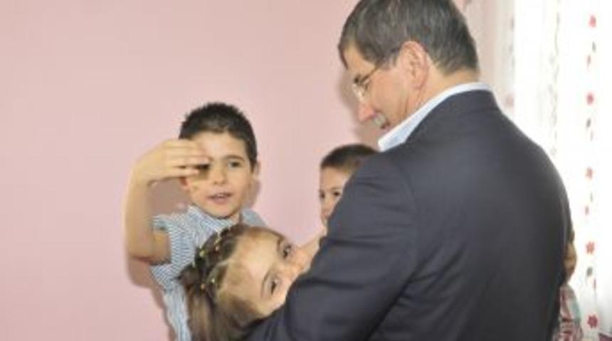 Dışişleri Bakanı Davutoğlu, &Ccedil;ocuk Yuvasını Ziyaret Etti