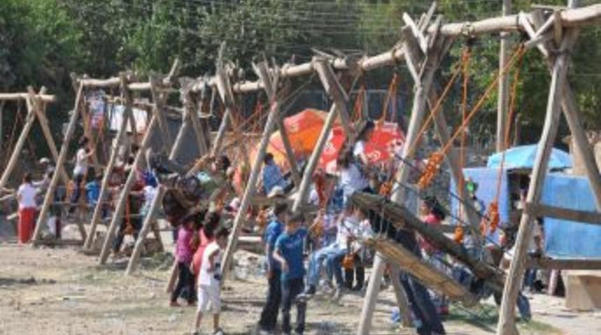 Cizreli Miniklerin Tahta Salıncak Sevinci