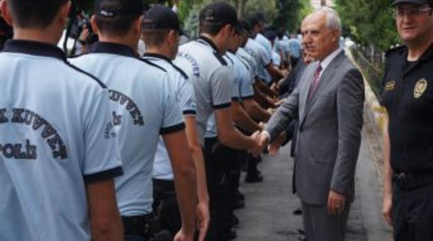 Vali Mutlu, &Ccedil;evik Kuvvet Polisleriyle Bayramlaştı