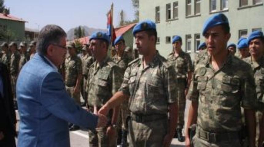 Bakan Şahin Sınırdaki Askerlerle Bayramlaştı