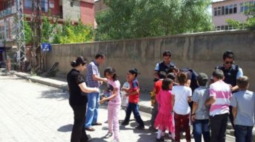 Y&uuml;ksekova'da Polis, &Ccedil;ocuklara Top Ve Bayram Har&ccedil;lığı Dağıttı