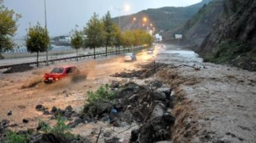 Dere Taştı, Samsun-ordu Yolu Trafiğe Kapandı
