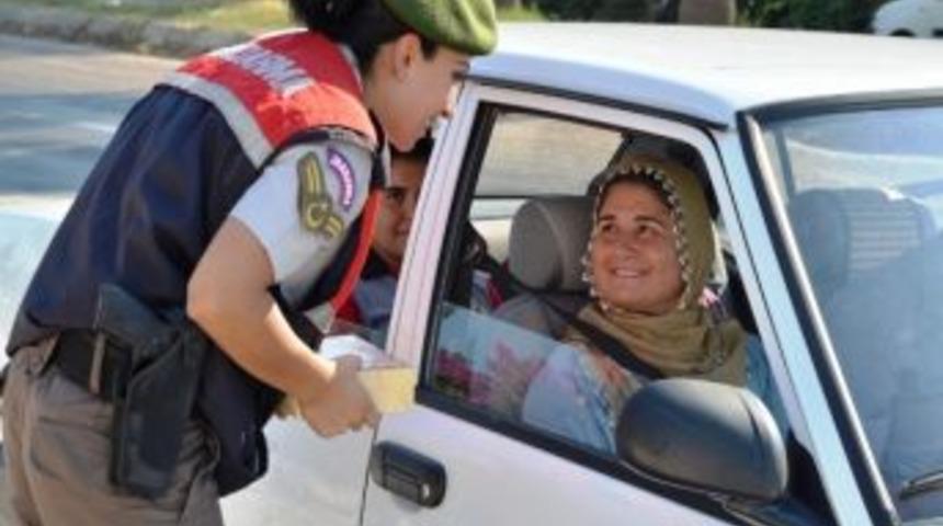 Jandarma Sürücülere Uyarıda Bulunup Şeker İkram Etti
