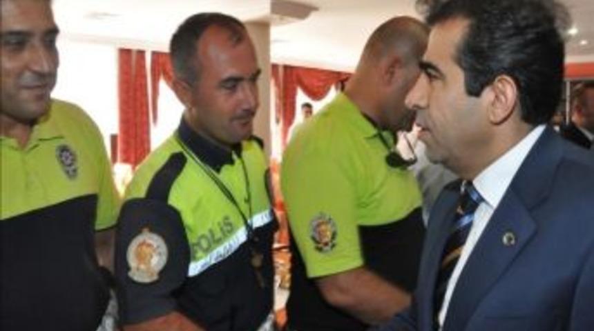 Sever Ve G&uuml;zeloğlu Polisler İle Bayramlaştı