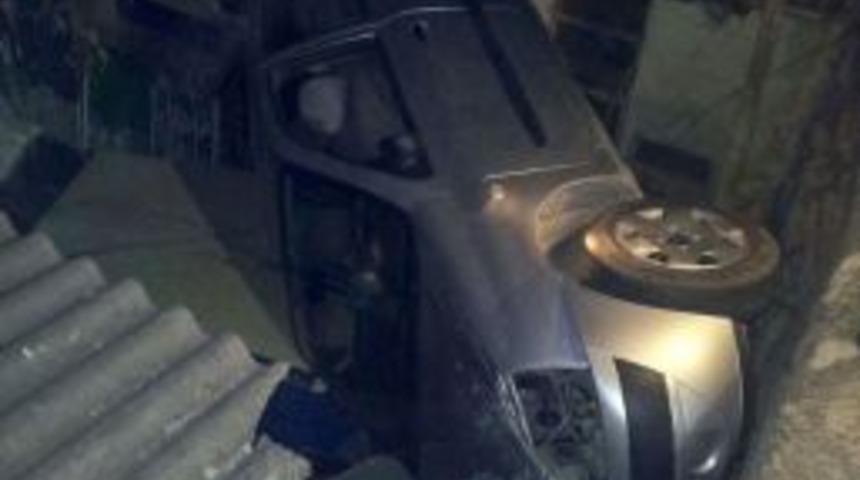 Bayan S&uuml;r&uuml;c&uuml;, Otomobiliyle Evin Damına U&ccedil;tu