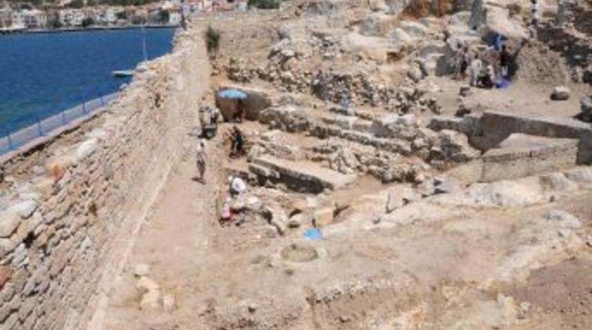 Fo&ccedil;a Kazıları Hız Kesmeden Devam Ediyor