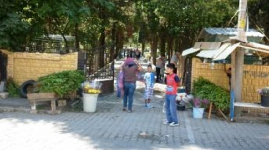 Kemalpaşa&rsquo;da Mezarlıklar Doldu Taştı