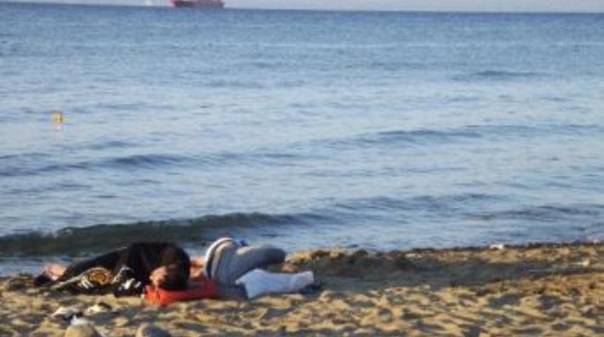 Otellerde Yer Kalmayınca Geceyi Sahilde Ge&ccedil;irdiler