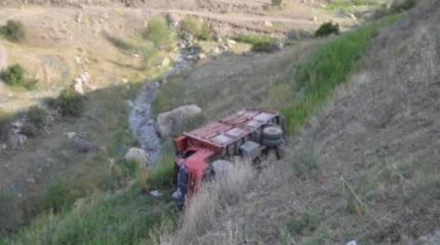 Şenkaya&rsquo;da Trafik Kazası: 2 Yaralı