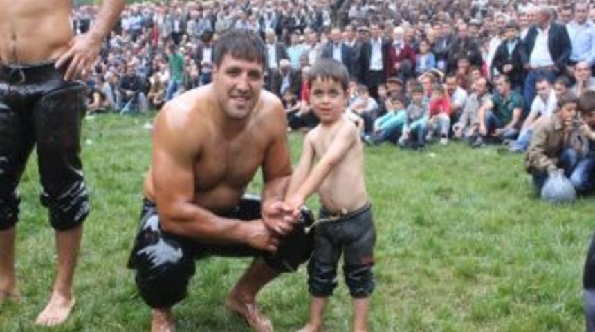 K&uuml;&ccedil;&uuml;k Pehlivan Başpehlivanlara Kafa Tuttu