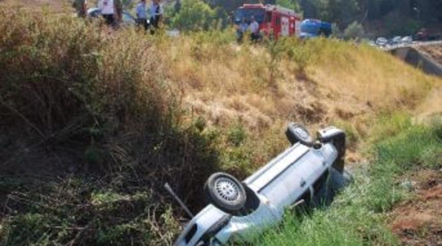 Otomobilin &Ccedil;arptığı Otomobil Dereye U&ccedil;tu: 4 Yaralı