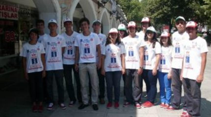 G&ouml;n&uuml;ll&uuml; &Ouml;ğrenciler Bayramda Turitlere Rehberlik Yapıyor