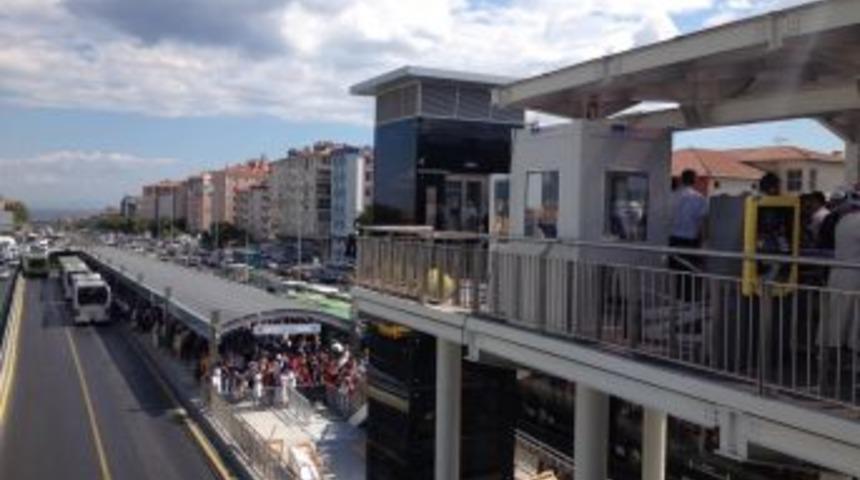 Metrob&uuml;ste Bayram Izdihamı