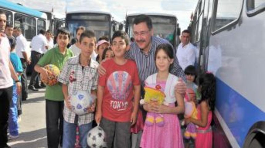 Başkan G&ouml;k&ccedil;ek, Bayramlaştığı &Ccedil;ocuklara 40 Bin Oyuncak Dağıttı