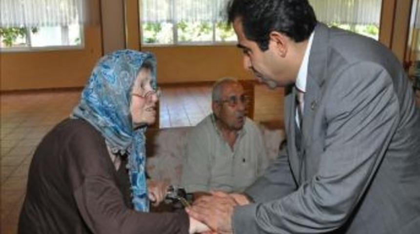 G&uuml;zeloğlu, Huzurevi Sakinlerinin Bayramını Kutladı