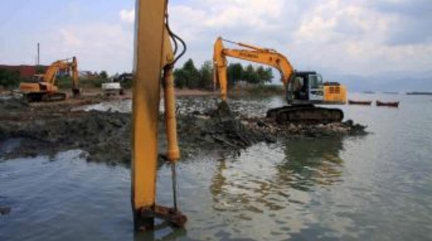 Kambo&ccedil;ya Sahili Temizleniyor