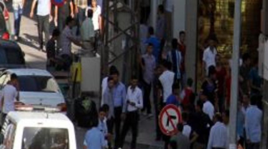 Van'da Gen&ccedil;lerin Yumruklu Kavgası