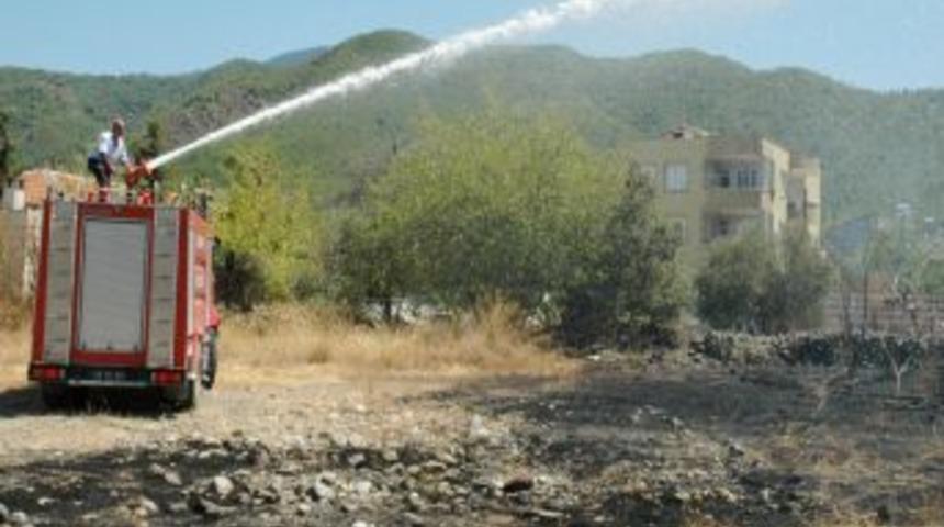 Bah&ccedil;ede &Ccedil;ıkan Yangın &Ccedil;evredeki Evlere Sı&ccedil;ramadan S&ouml;nd&uuml;r&uuml;ld&uuml;