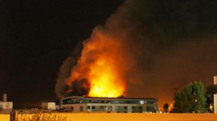 İplik Fabrikası Alev Alev Yandı, Havalimanı Duman Altında Kaldı