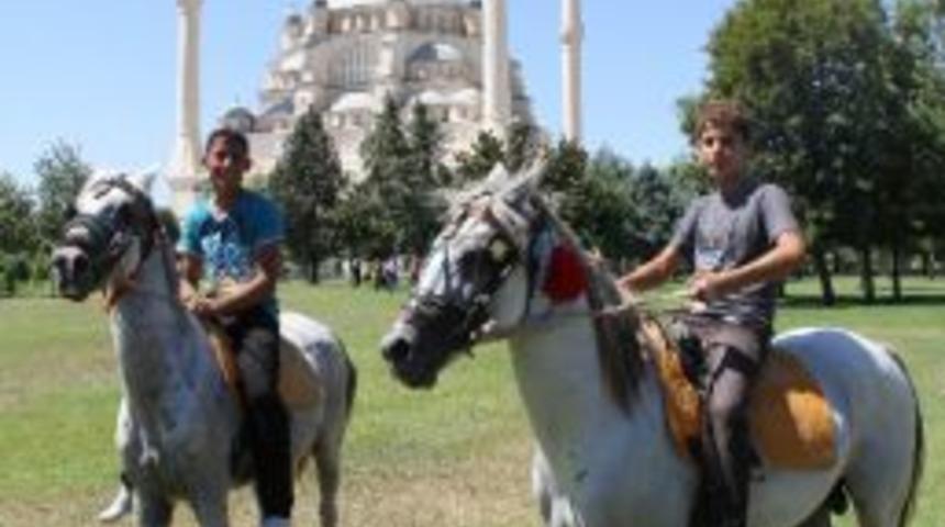 1 Tl'ye Atlı Eğlence