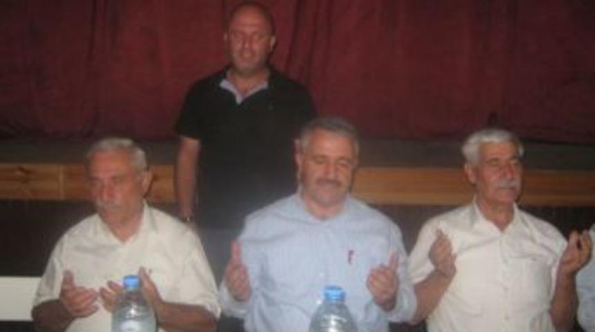 Ahmet Arslan  iftar &ccedil;adırında iftarını a&ccedil;tı,