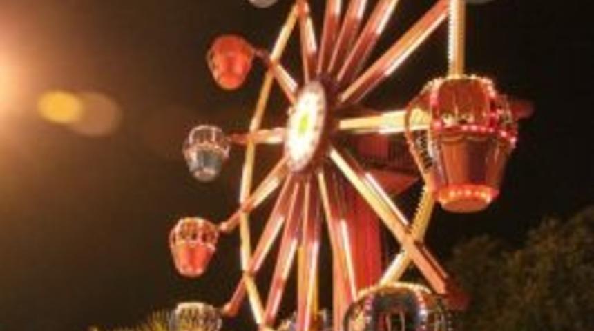 Bayram Har&ccedil;lıklarını Cebine Koyan &Ccedil;ocuklar Parka Akın Etti