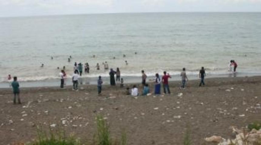 Mevsimlik İş&ccedil;iler Bayramda Denize Girdiler