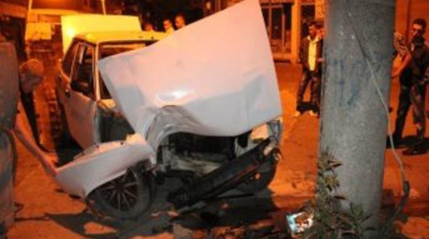 Otomobil Direğe &Ccedil;arptı: 2 Yaralı