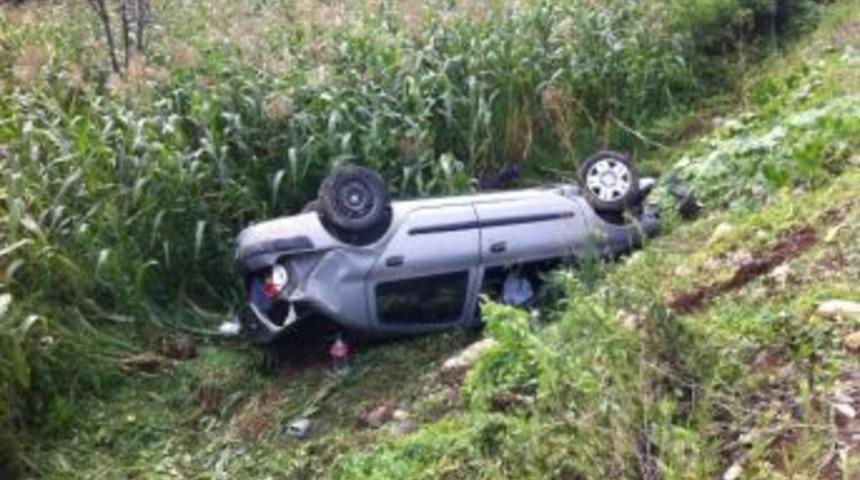 Otomobil Tarlaya U&ccedil;tu: 6 Yaralı