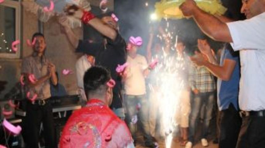 Asker&rsquo;ine Kına Yakıp G&ouml;zyaşları İle Uğurladı