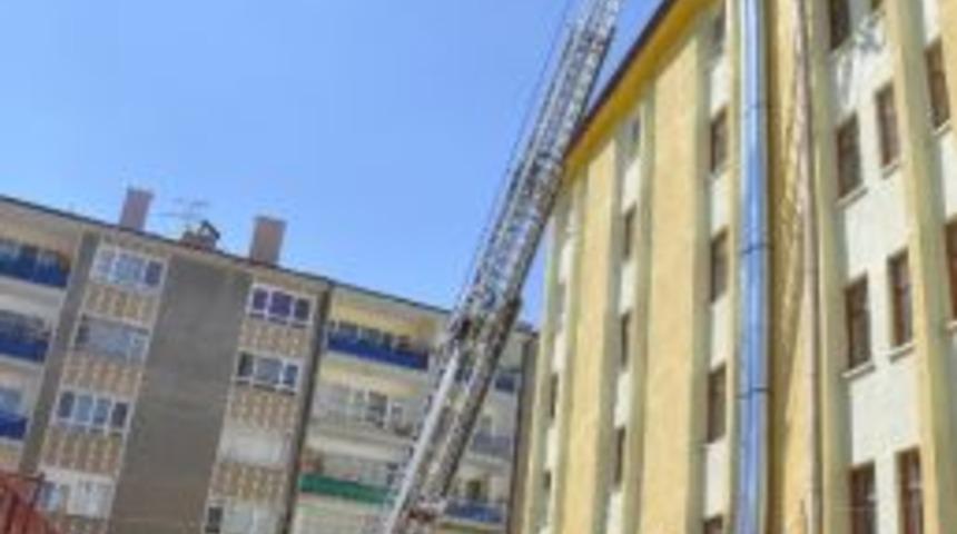 Fırın Bacasında &Ccedil;ıkan Yangın Korkuttu