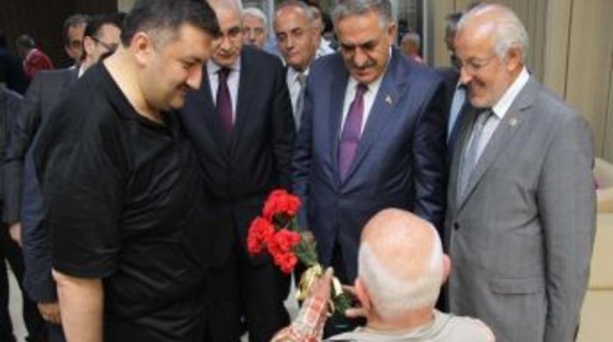 Bakan Yazıcı, Bayramda Yaşlıları Yalnız Bırakmadı