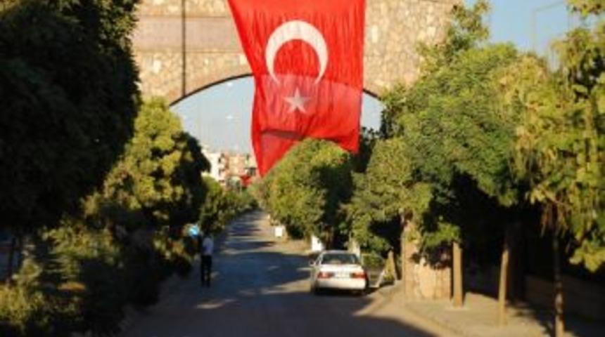 Şehidin K&ouml;y&uuml; T&uuml;rk Bayraklarıyla Donatıldı