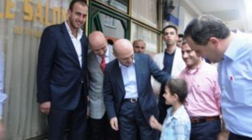 &Ccedil;evre Ve Şehircilik Bakanı Erdoğan Bayraktar Hemşehrileri İle Bayramlaştı