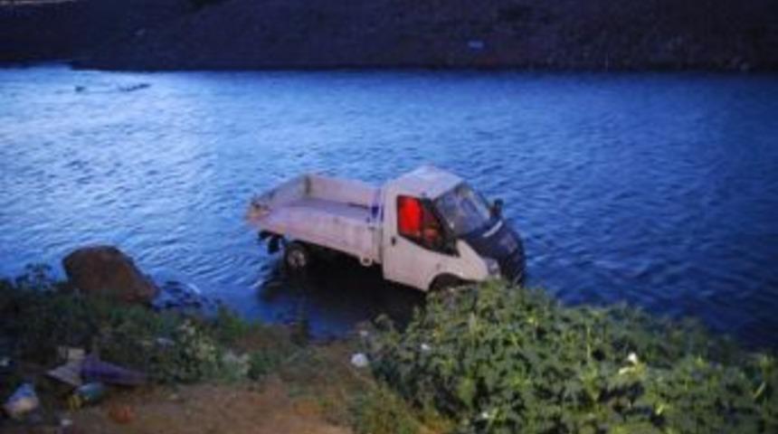 Yeşilırmak'a Pikap U&ccedil;tu: 2 Yaralı