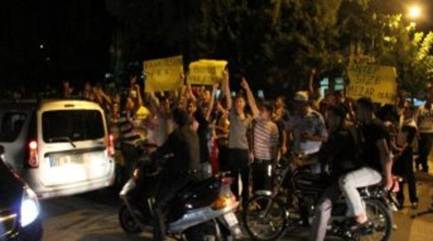 Protestolar Gece Ge&ccedil; Saatlere Kadar S&uuml;rd&uuml;